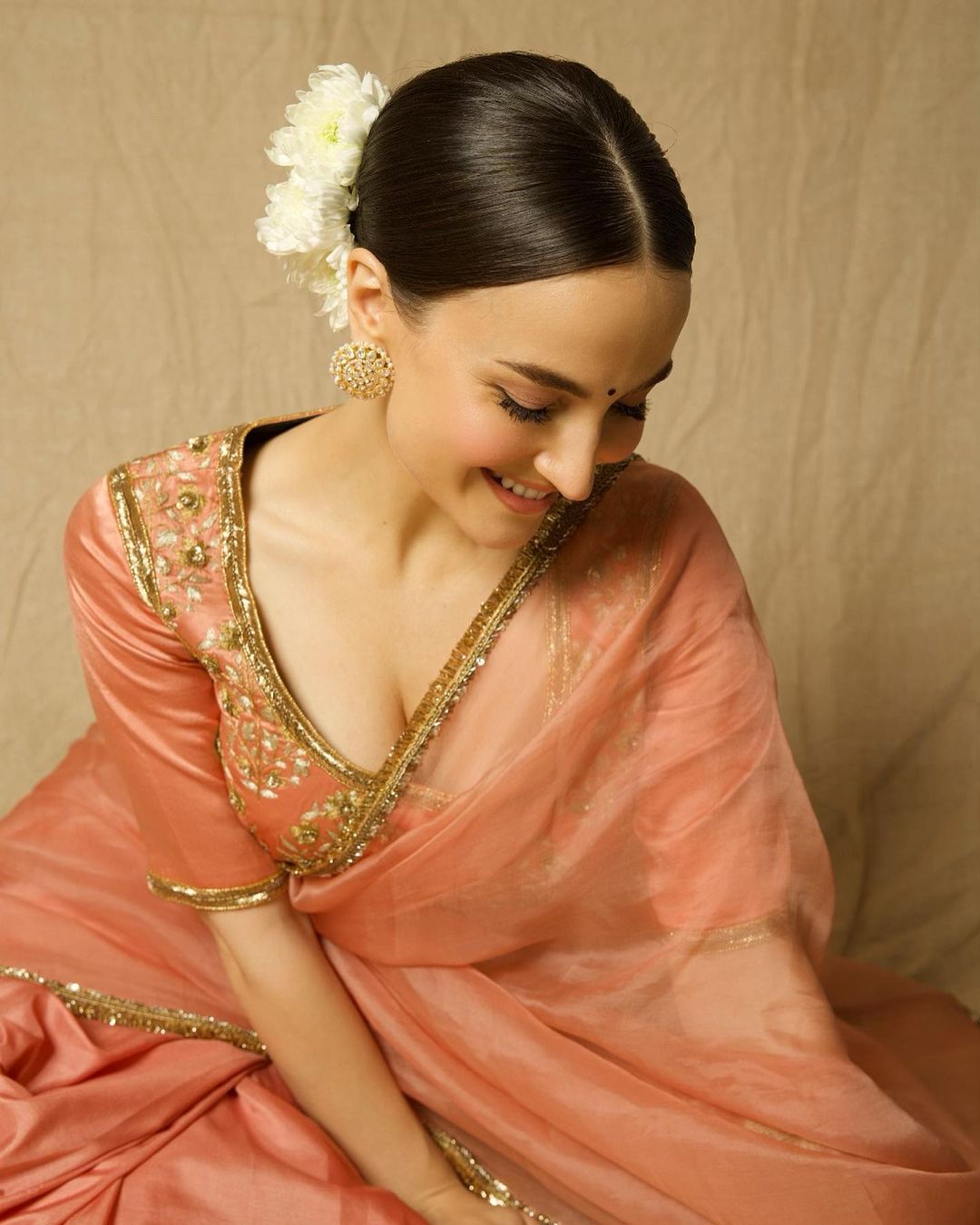 Bollywood Actress Elli AvrRam Stills in Pink Saree